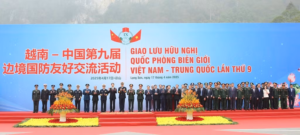 Bộ trưởng Phan Văn Giang hội đàm với Bộ trưởng Đổng Quân -1