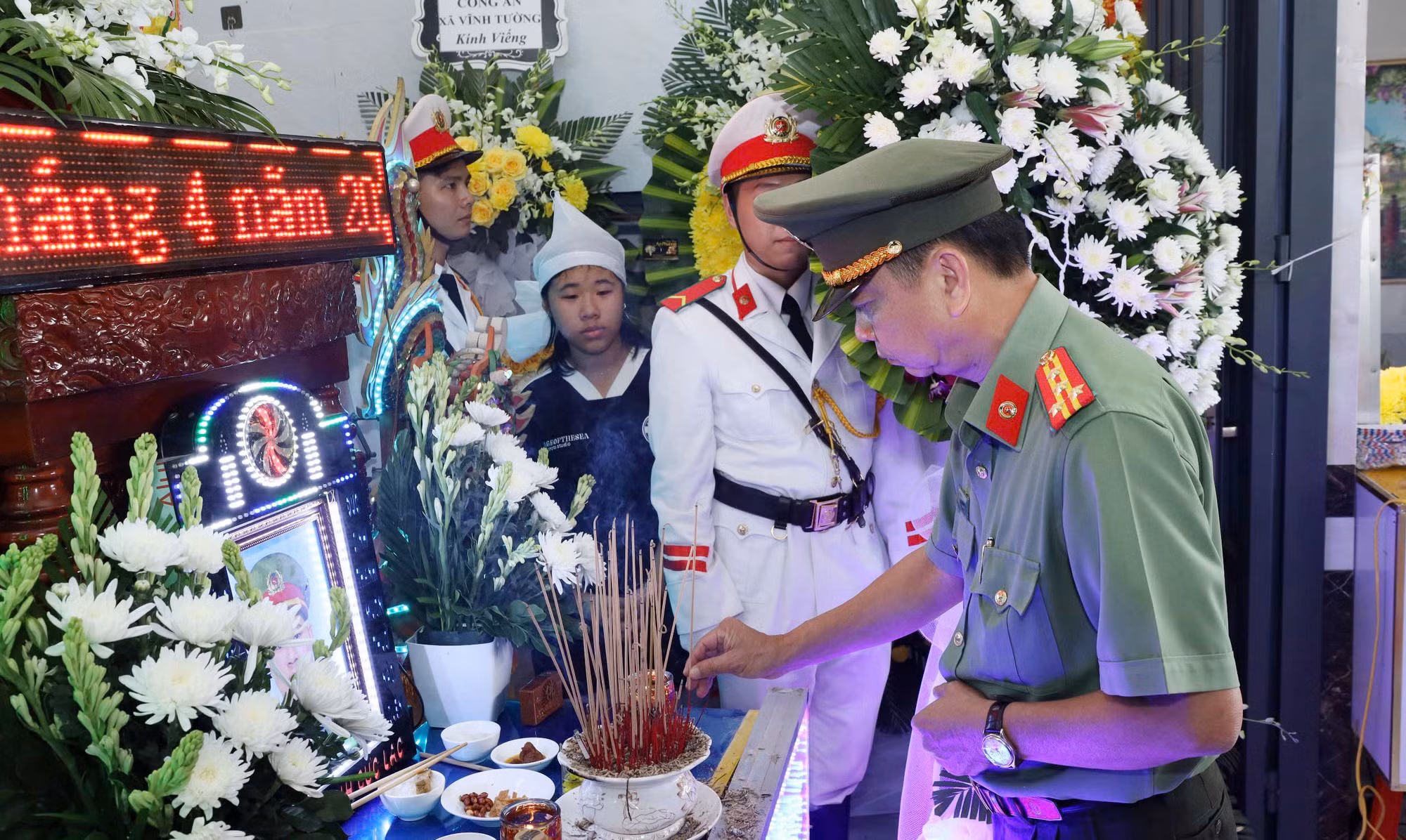 Tiếc thương Đại úy Công an xã hy sinh trong lúc bắt đối tượng dùng ghe cào điện đánh bắt thủy sản trái phép -0