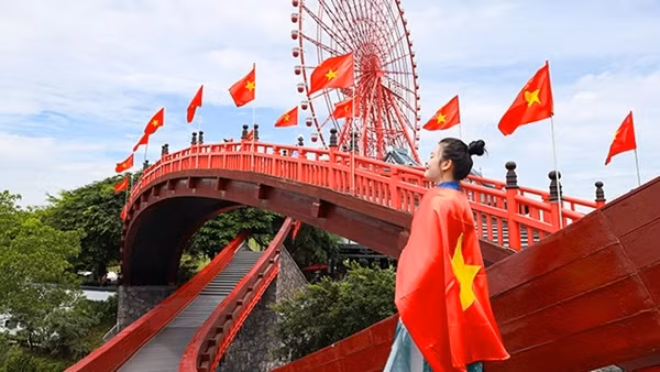 Dịp lễ 30/4, đến Sun World Ha Long sống trong rực rỡ cờ hoa