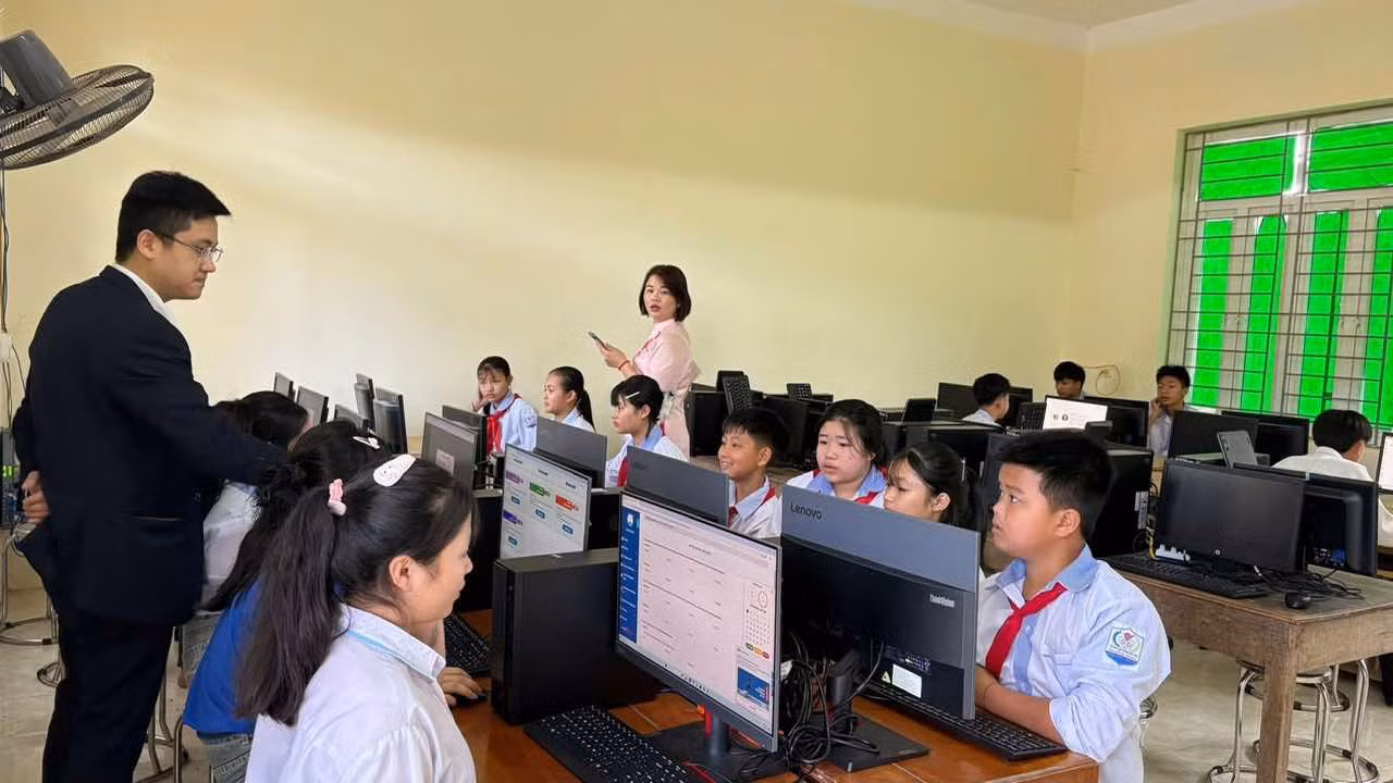 Trao tặng 100 suất học bổng tiếng Anh MobiEnglish cho hai điểm trường -0