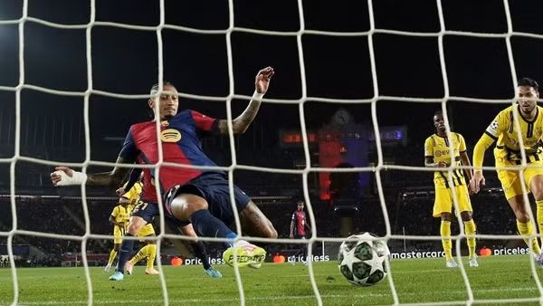 Raphinha cân bằng thành tích với Messi, Barca rộng cửa vào bán kết Champions league