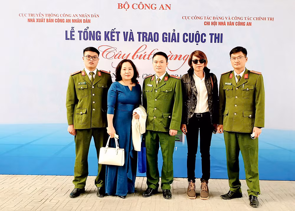 gi%3fi thu%3fng cây bút vàng là gi%3fi thu%3fng uy tín phát hi%3fn ra nhi%3fu tác gi%3f tr%3f vi%3ft v%3f d%3f tài l%3fc lu%3fng vu trang và chi%3fn tranh cách m%3fng (1).jpg -0