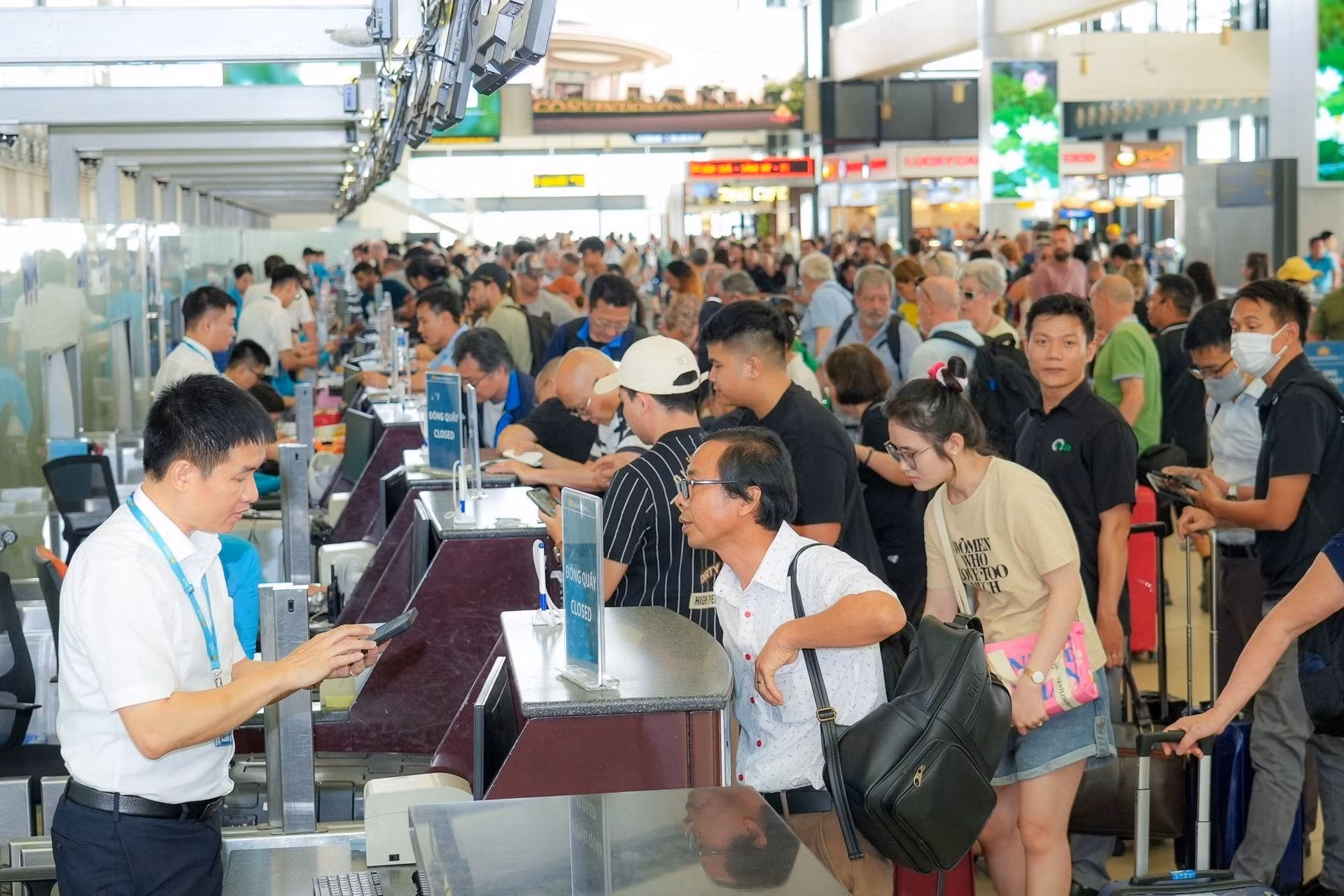 Dịp lễ 30/4: Nhiều chuyến bay đến các điểm nóng du lịch đã kín chỗ -0