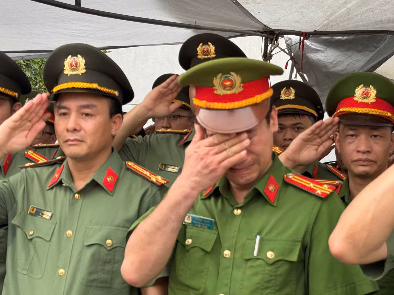 Đồng đội, người thân nghẹn ngào tiễn đưa Thiếu tá Nguyễn Đăng Khải -0