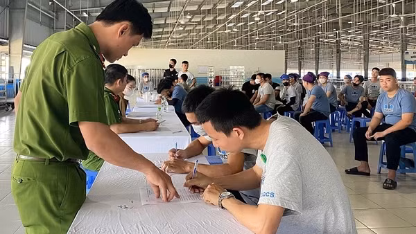 Công an Quảng Nam đến khu trọ xét nghiệm ma tuý cho hàng trăm công nhân