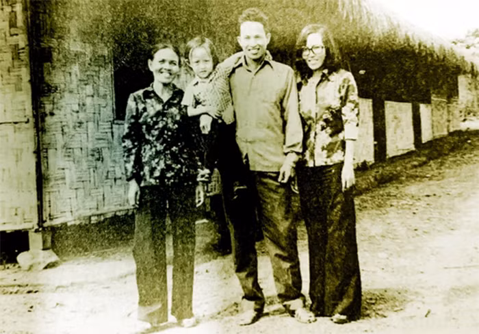 Hoa bất tử nở giữa lòng địch -0