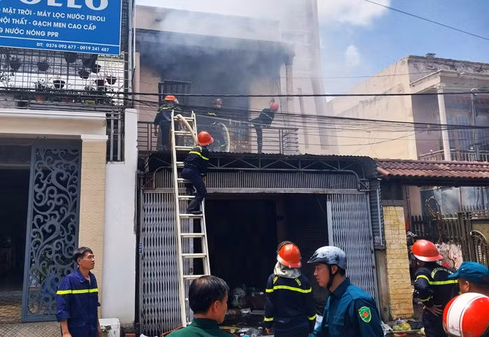 Kịp thời dập tắt đám cháy tại kho chứa hàng trong khu dân cư -0