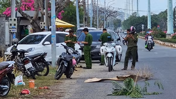 Một phụ nữ bị “chồng hờ” chặn đường đâm tử vong