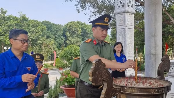 Tuổi trẻ CAND dâng hương tri ân các Anh hùng - Liệt sĩ