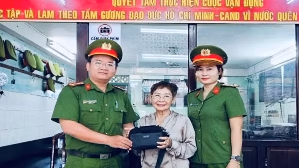 Nữ Việt kiều Canada cảm kích khi nhận lại tài sản bị đánh rơi