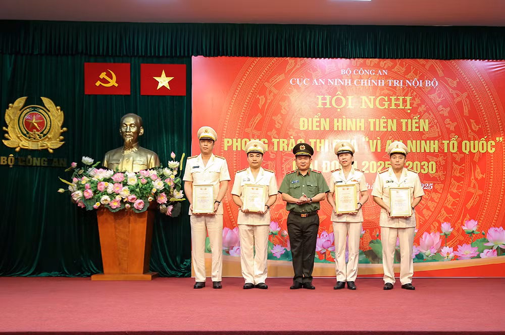 Ngọn lửa thi đua trên mặt trận giữ gìn an ninh chính trị nội bộ -0