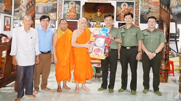 Công an Sóc Trăng chúc Tết cổ truyền Chôl Chnăm Thmây của đồng bào Khmer