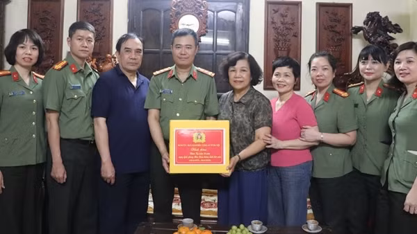Công an TP Hà Nội thăm hỏi, tri ân gia đình liệt sĩ và cán bộ lão thành