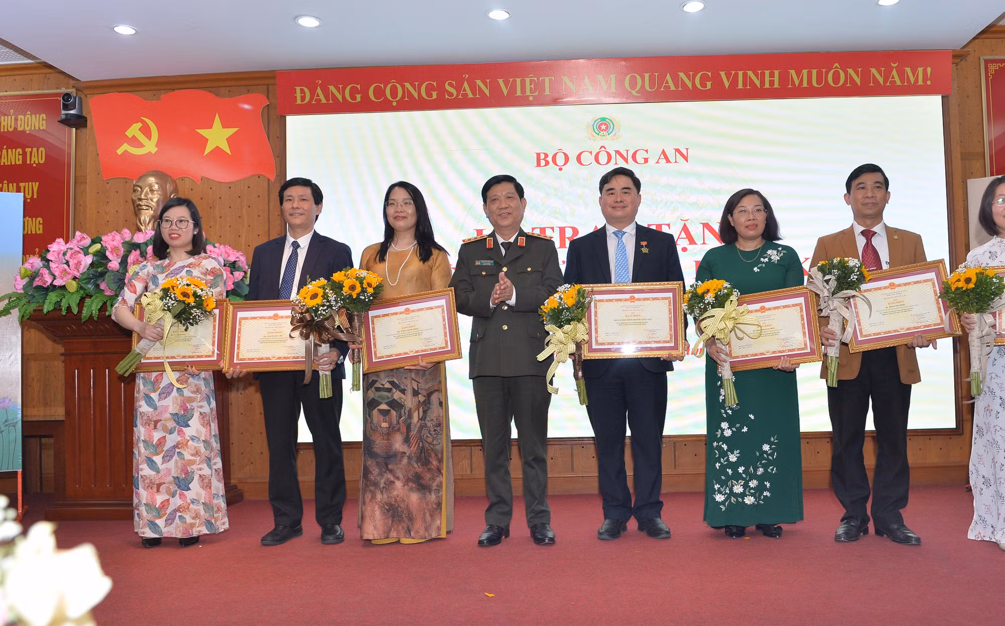 Giới thiệu cuốn sách “Những điểm mới về an ninh quốc gia trong văn kiện Đại hội XIII của Đảng -3