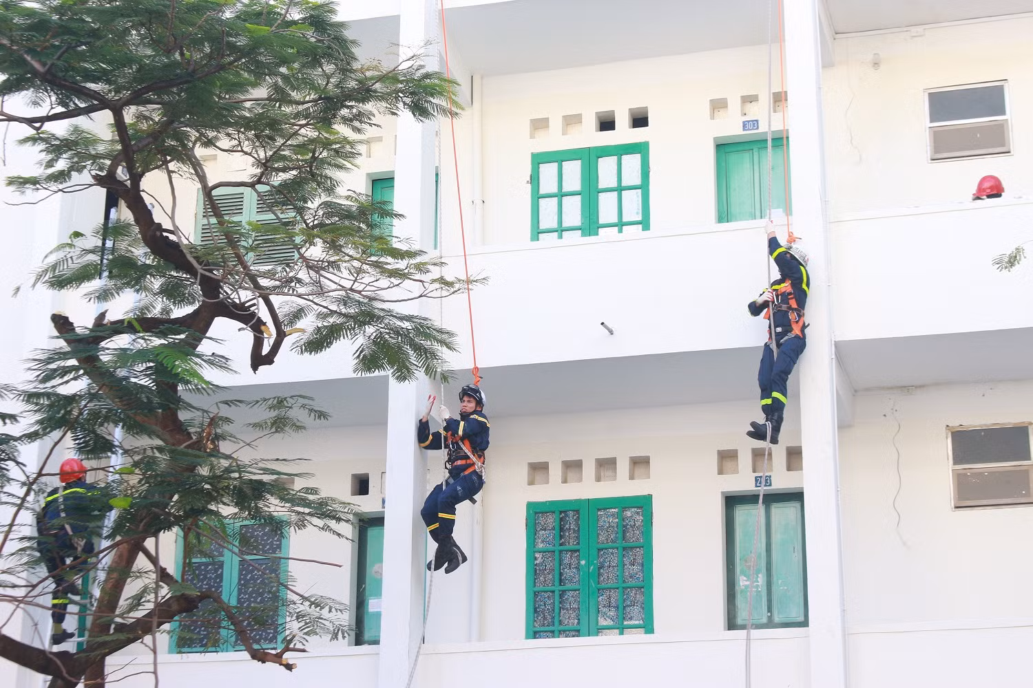 Hơn 100 cán bộ, chiến sĩ tham gia diễn tập ứng phó với biến đổi khí hậu, phòng chống thiên tai và tìm kiếm cứu nạn -1