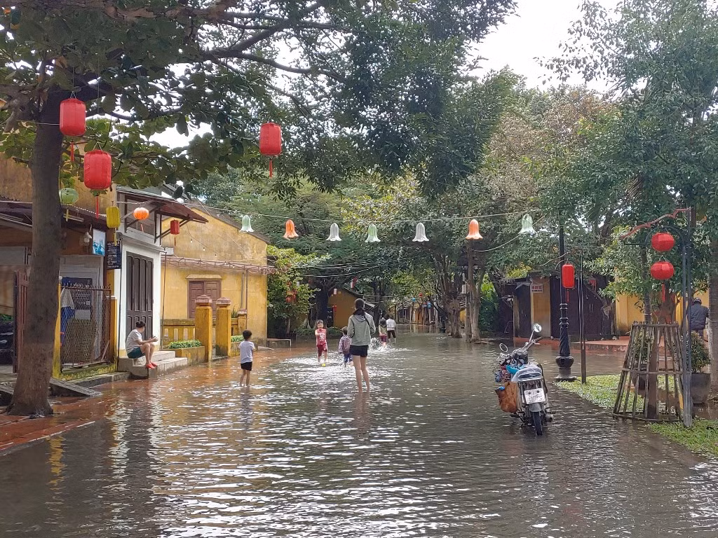 Hội An: Phố lại ngập sâu khi thượng nguồn điều tiết lũ -2