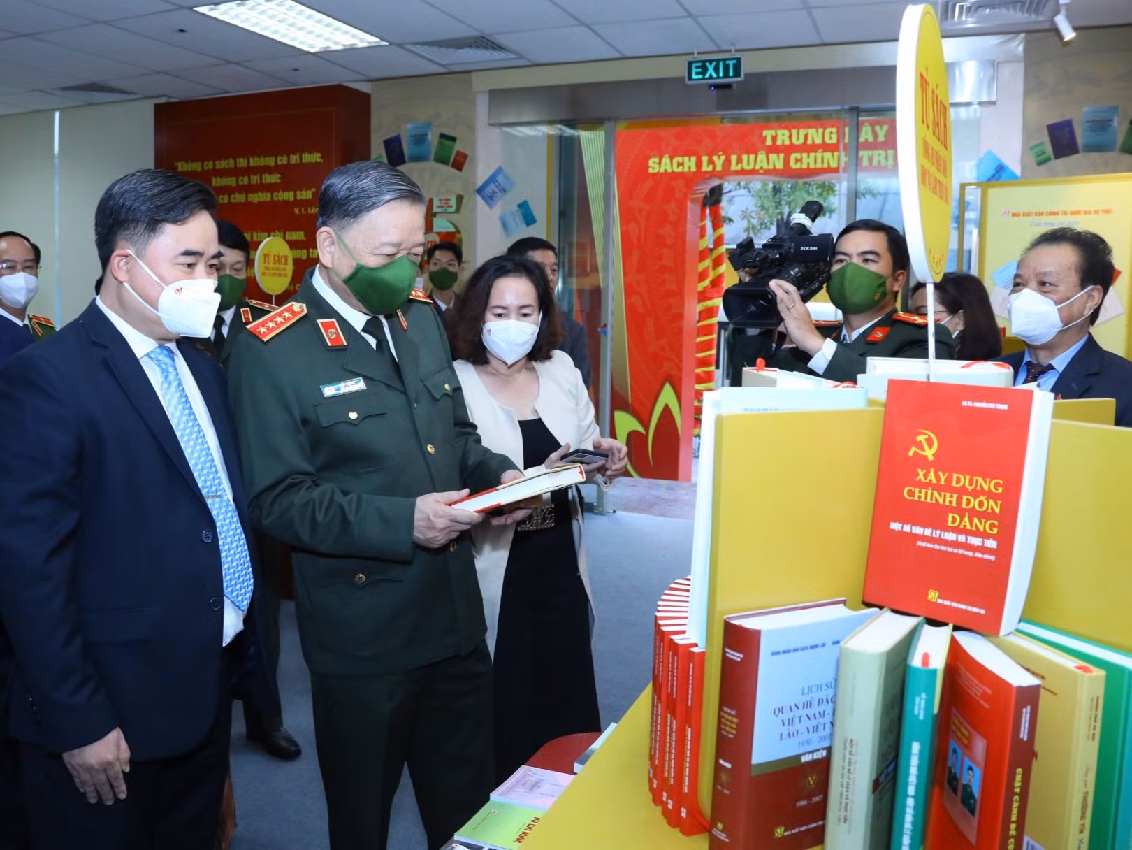 Giới thiệu cuốn sách “Những điểm mới về an ninh quốc gia trong văn kiện Đại hội XIII của Đảng -0