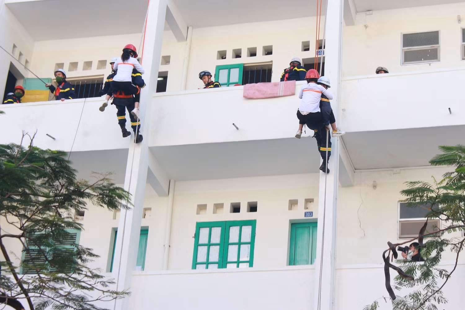 Hơn 100 cán bộ, chiến sĩ tham gia diễn tập ứng phó với biến đổi khí hậu, phòng chống thiên tai và tìm kiếm cứu nạn -2