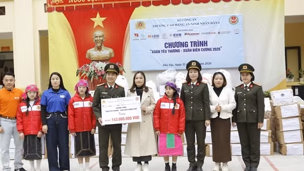 Trường Cao đẳng ANND I tặng quà cho học sinh và Công an xã biên giới Tuyên Quang