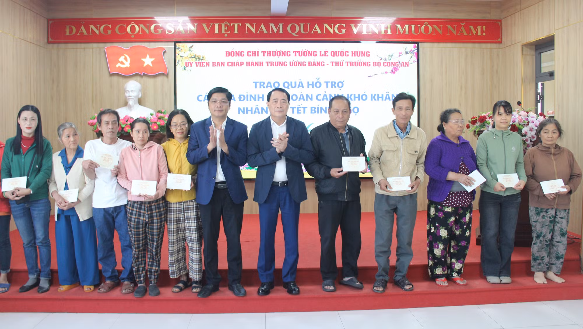Thứ trưởng Lê Quốc Hùng trao tặng quà Tết cho người dân có hoàn cảnh khó khăn ở Huế -0