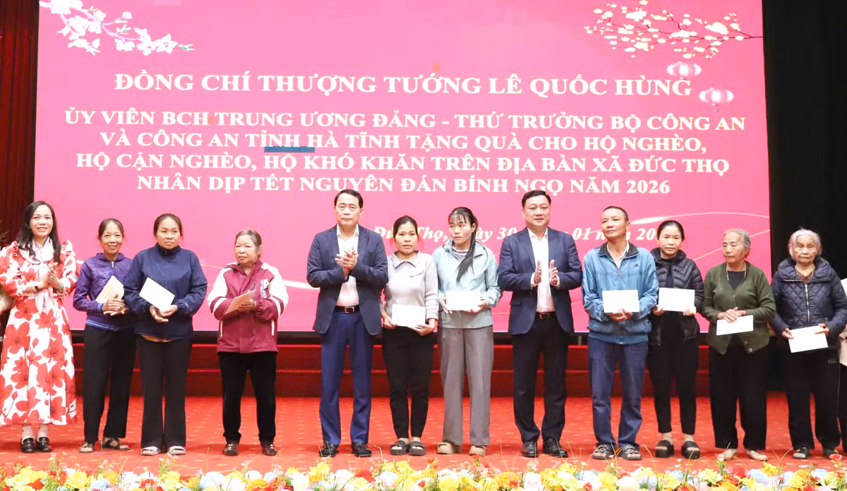 Thứ trưởng Lê Quốc Hùng tặng quà tết cho các hộ nghèo tại Hà Tĩnh -0