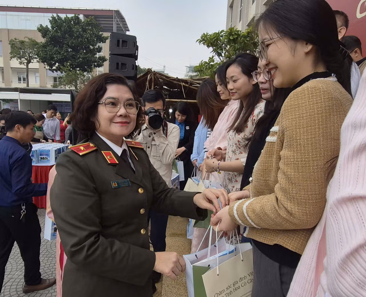 160 suất quà trao cho đoàn viên, lao động khó khăn trong CAND tại chương trình “ Tết sum vầy