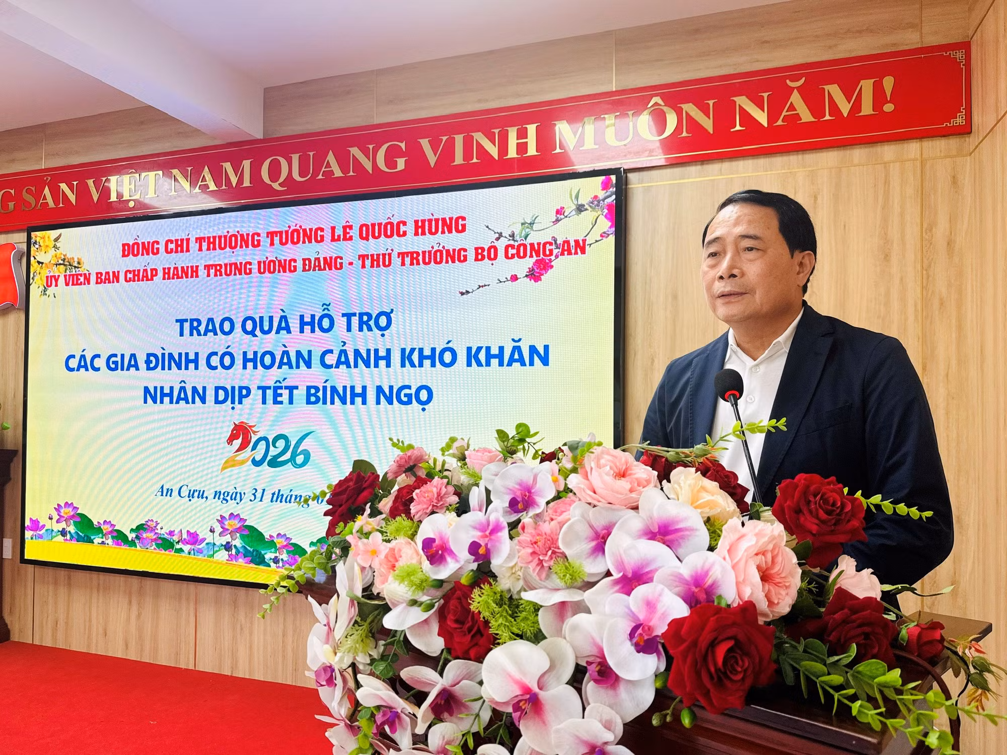 Thứ trưởng Lê Quốc Hùng trao tặng quà Tết cho người dân có hoàn cảnh khó khăn ở Huế -0