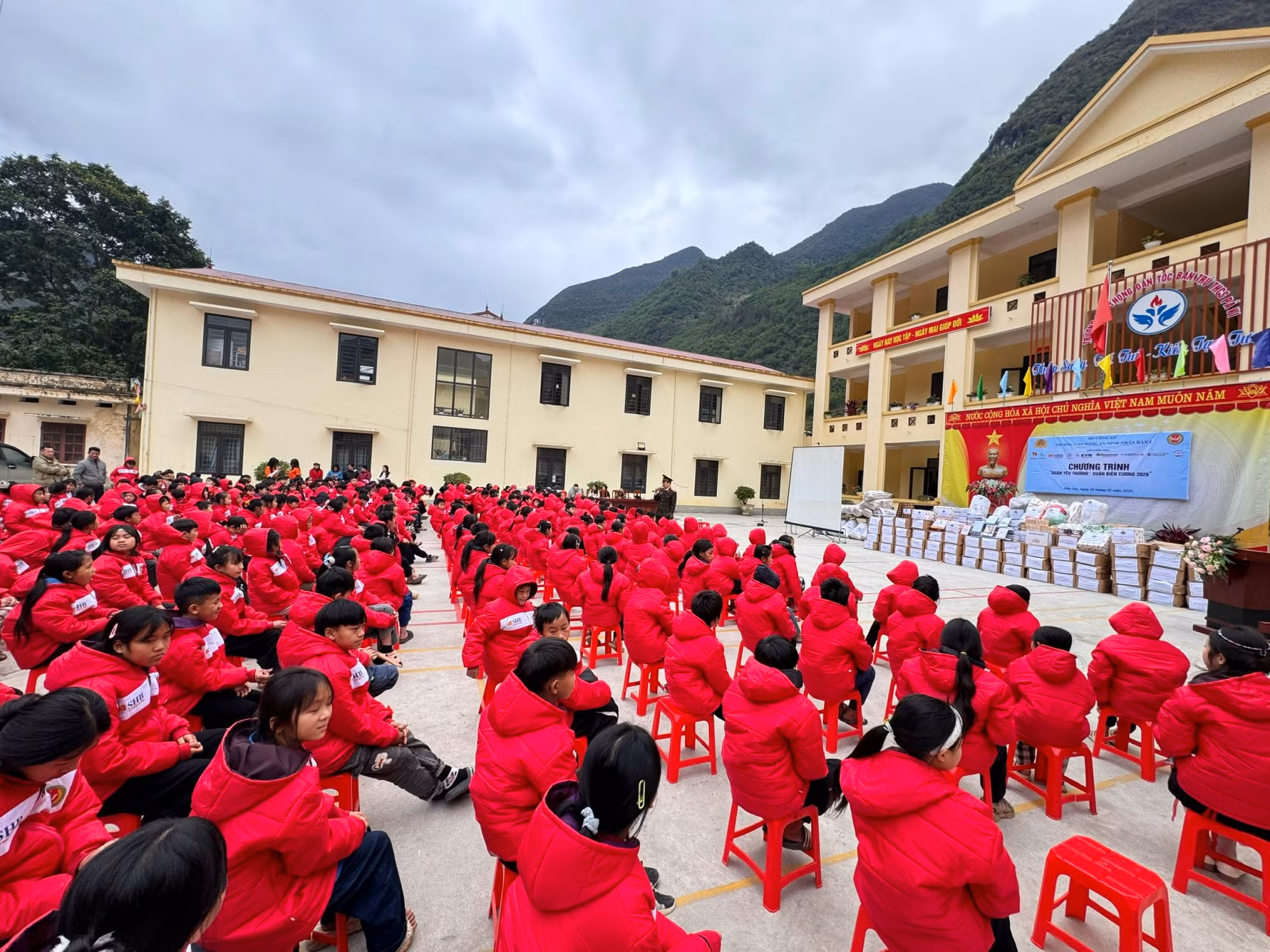 Trường Cao đẳng ANND I tặng quà cho học sinh và Công an xã biên giới Hà Giang -0