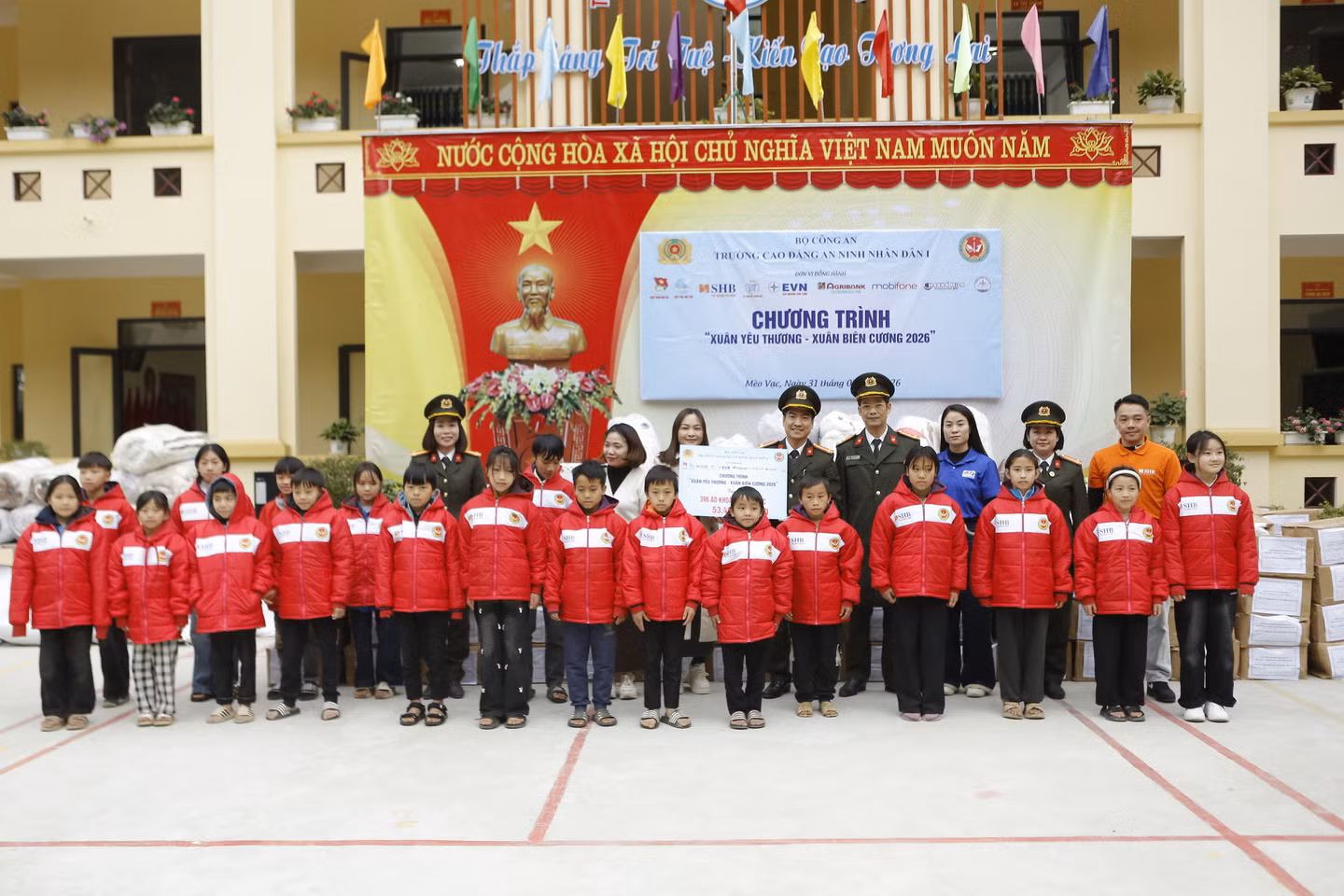 Trường Cao đẳng ANND I tặng quà cho học sinh và Công an xã biên giới Hà Giang -0