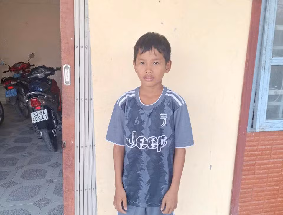 Tìm người thân cho bé tra đi lạc từ Cà Mau lên Cần Thơ -0