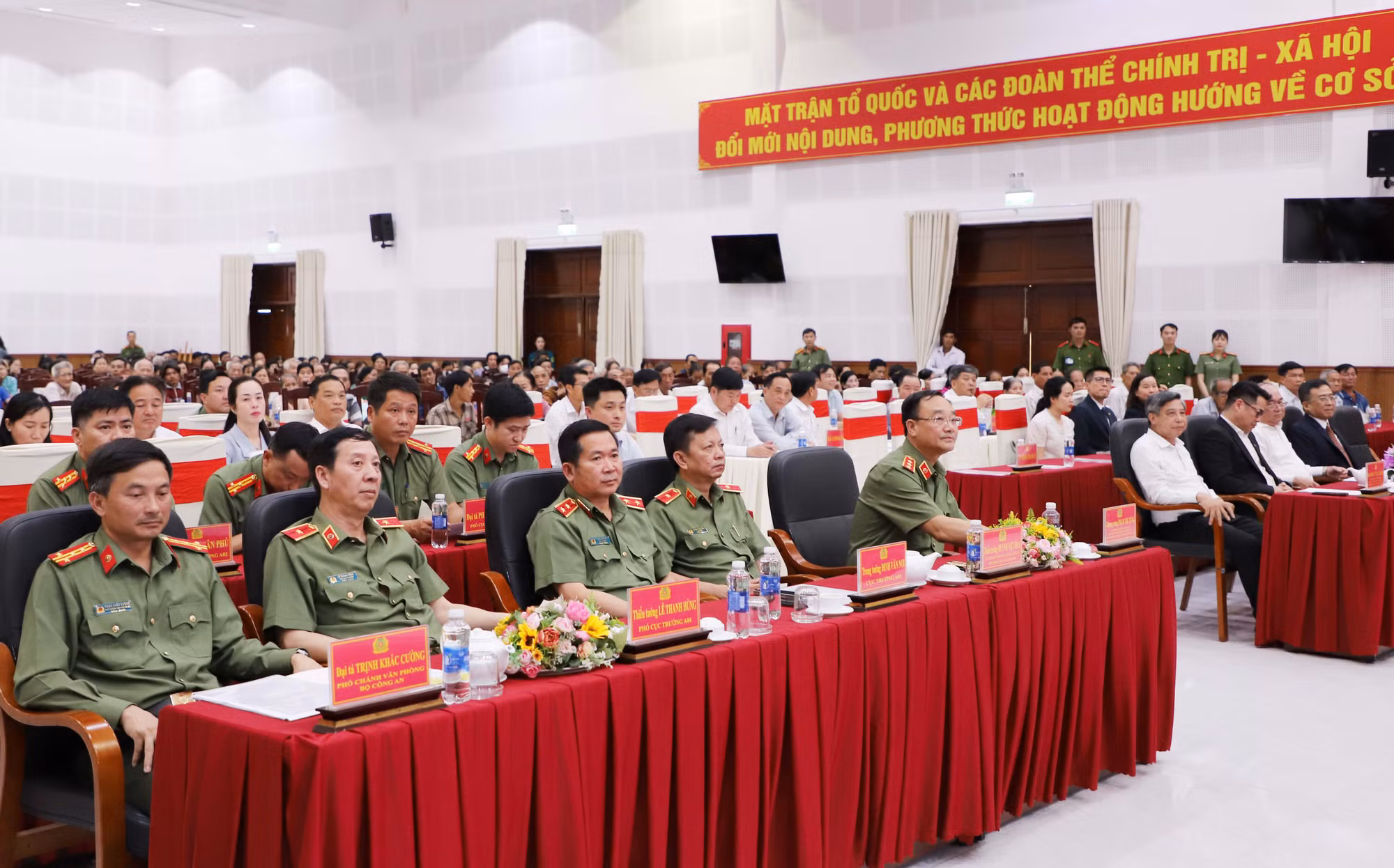 Bộ Công an tổ chức chương trình trao quà tết tặng người dân tại TP Cần Thơ -0
