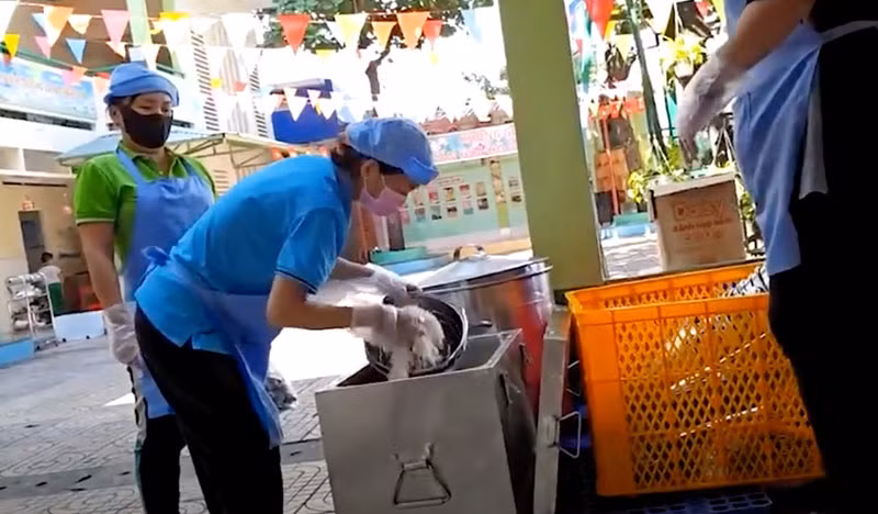 Khi bữa ăn bán trú trở thành nỗi lo của phụ huynh -0