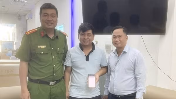 Công an xã ở Cần Thơ hỗ trợ người dân nhận lại 600 triệu đồng chuyển nhầm