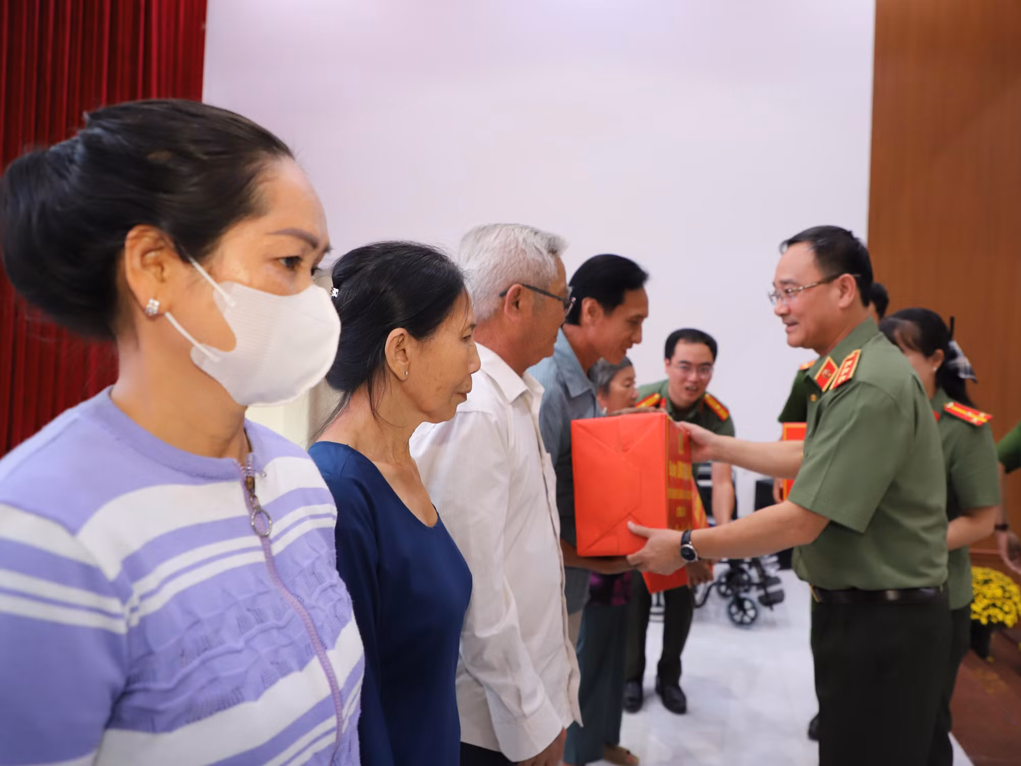 Bộ Công an tổ chức chương trình trao quà tết tặng người dân tại TP Cần Thơ -0