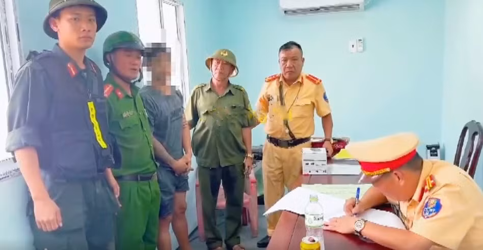 Công an kịp thời cứu người đàn ông nhảy cầu Đồng Nai tự tử -0