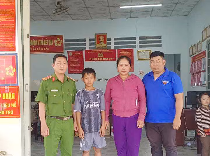 Đã tìm được người thân của bé trai đi lạc -0