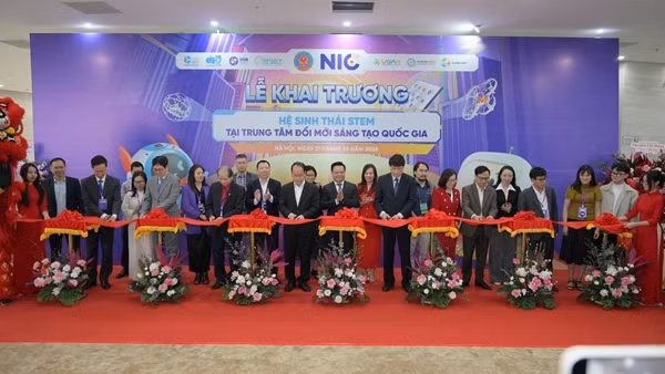 Khai trương Hệ sinh thái STEM, vinh danh các đội thi Robotics quốc tế