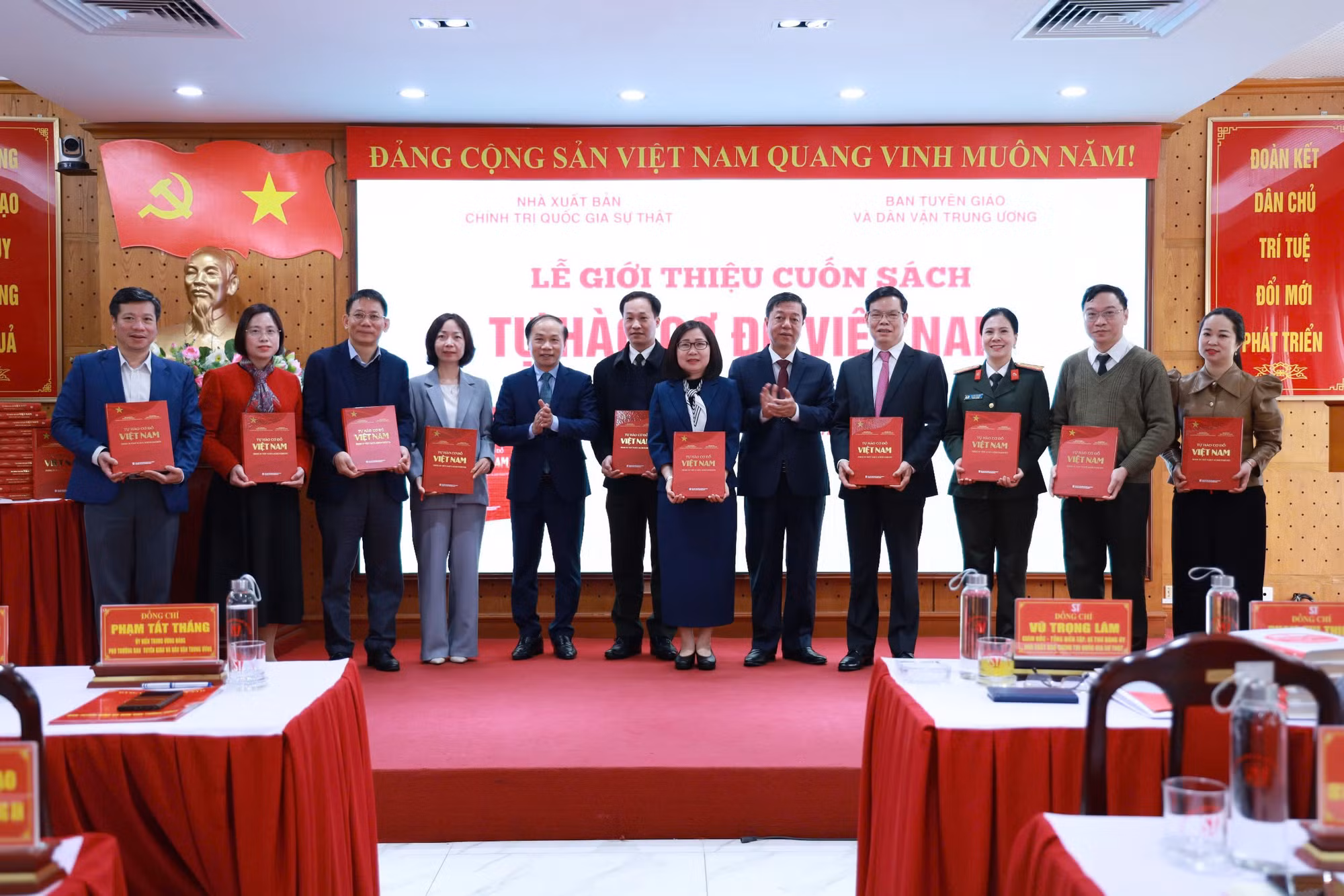 Ra mắt cuốn sách “Tự hào cơ đồ Việt Nam” -0