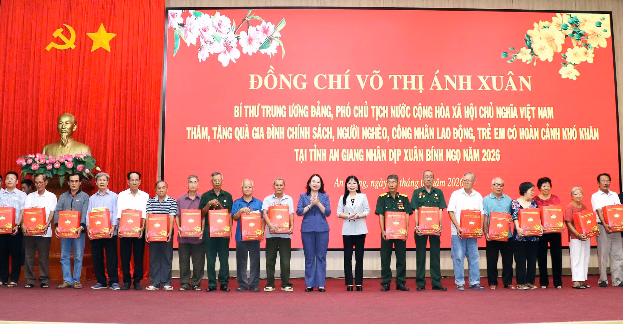 Phó Chủ tịch nước Võ Thị Ánh Xuân thăm, tặng quà và chúc Tết tại An Giang -1