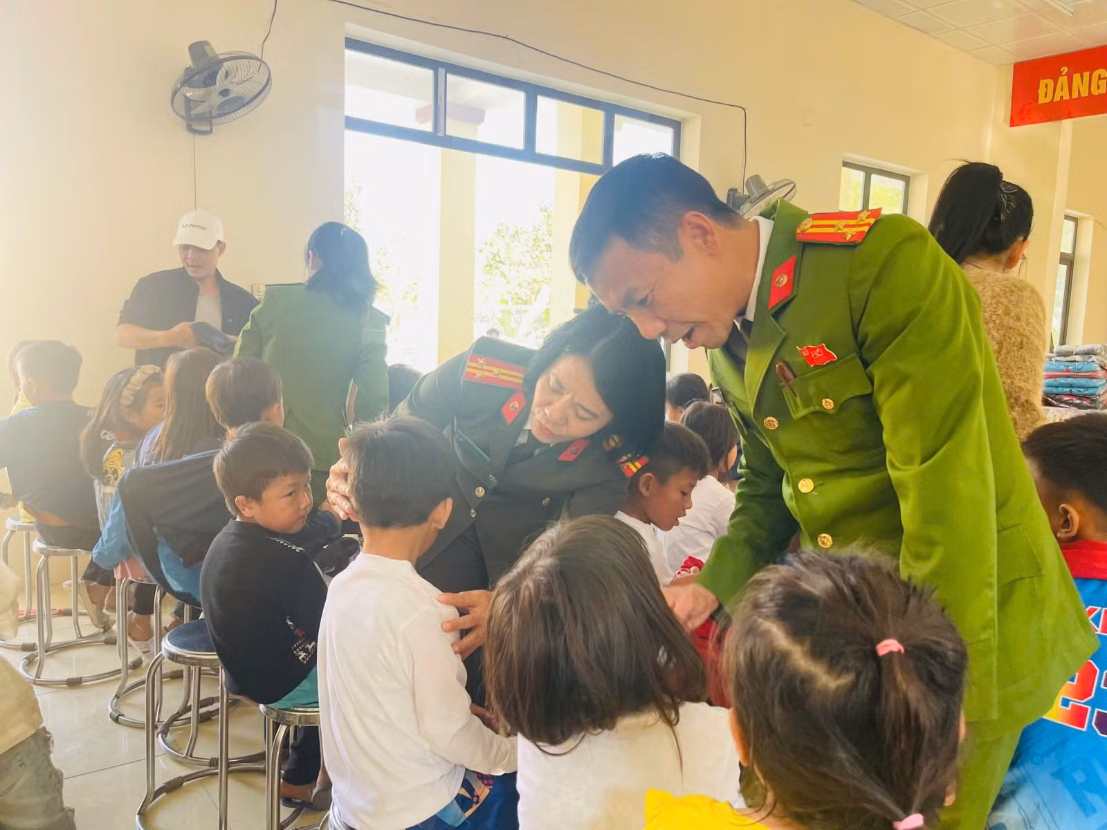 Những chiến sĩ Công an “sưởi ấm” vùng cao Xứ Thanh -0
