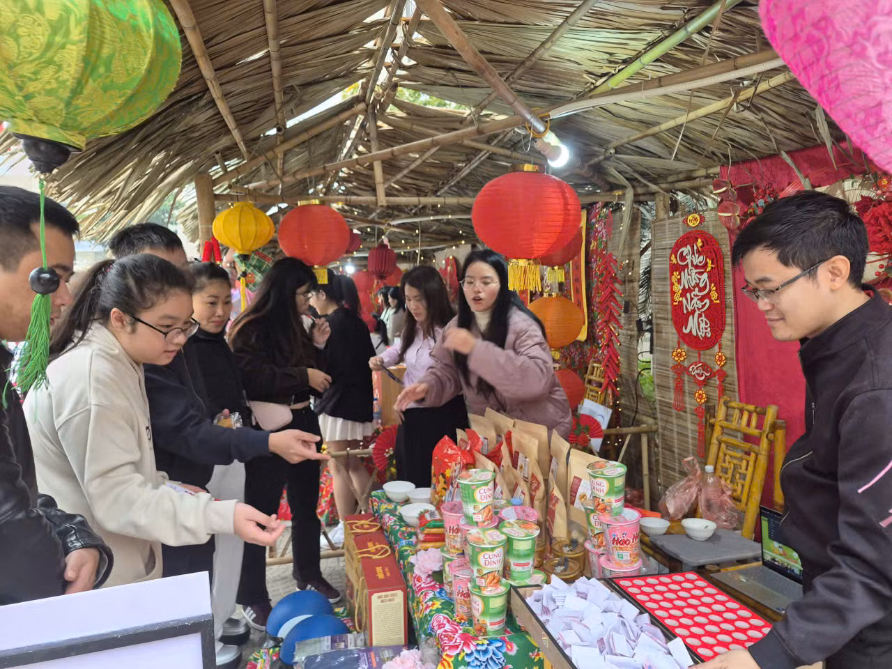 160 suất quà trao cho đoàn viên, lao động khó khăn trong CAND tại chương trình “ Tết sum vầy