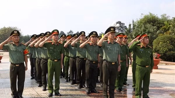 Dâng hương tri ân các Anh hùng - Liệt sĩ và tặng quà gia đình chính sách tại Tây Ninh