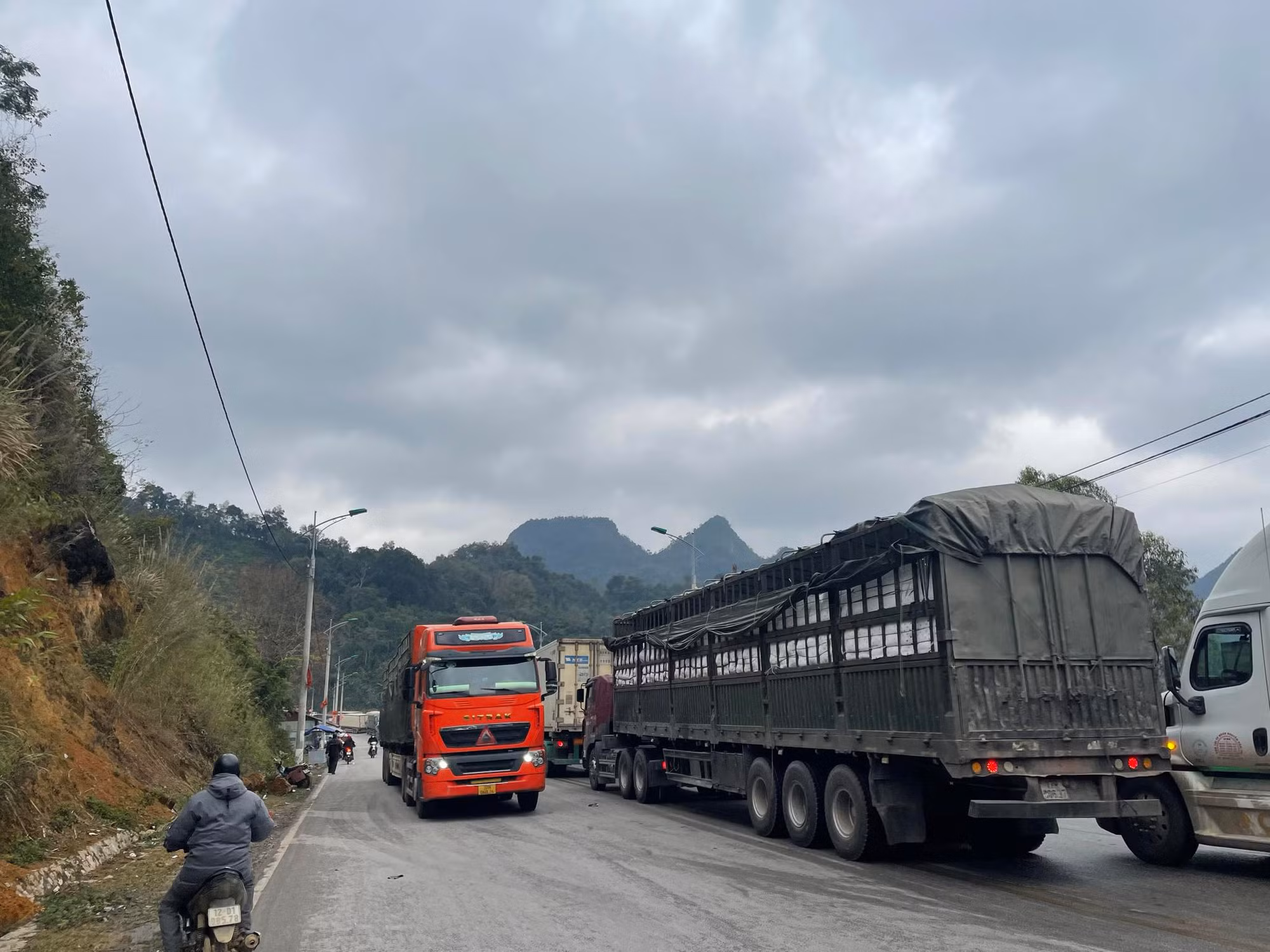 Hơn 1.300 phương tiện chở nông sản, thực phẩm ách tắc tại các cửa khẩu biên giới -0