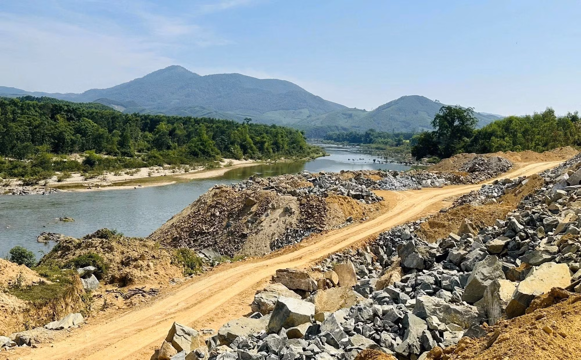 Sử dụng đất khi chưa được bàn giao, chủ đầu tư dự án thủy điện bị phạt 700 triệu đồng -0
