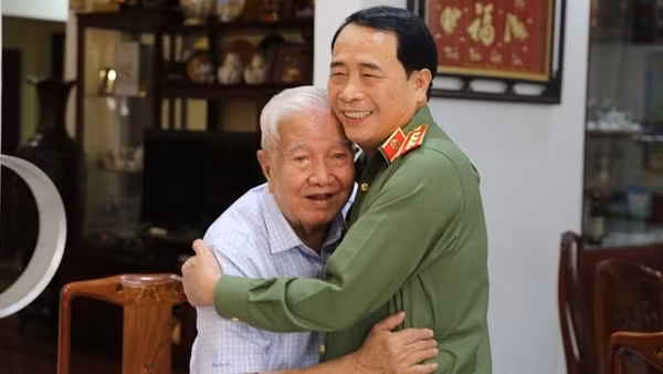 Thứ trưởng Lê Quốc Hùng thăm hỏi, chúc Tết gia đình các đồng chí nguyên lãnh đạo Bộ Công an