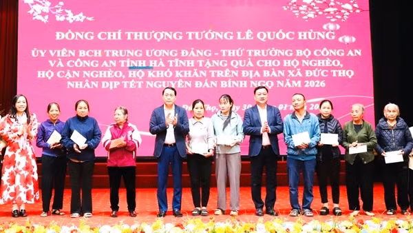 Thứ trưởng Lê Quốc Hùng tặng quà tết cho các hộ nghèo tại Hà Tĩnh