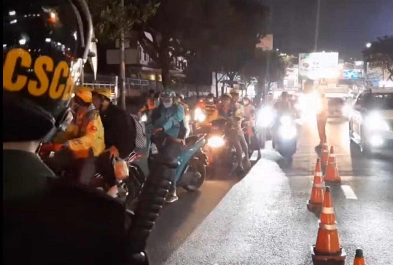Bất chấp nguy hiểm, tài xế quay xe chạy ngược chiều trốn chốt CSGT đo nồng độ cồn -0
