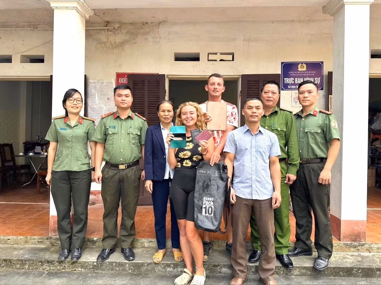 Chủ động đến Công an xã trình báo nhờ tìm người nước ngoài đánh rơi hộ chiếu và ví tiền để trao trả -0