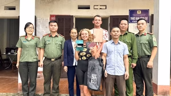 Công an xã trao trả tài sản của du khách người Anh đánh rơi