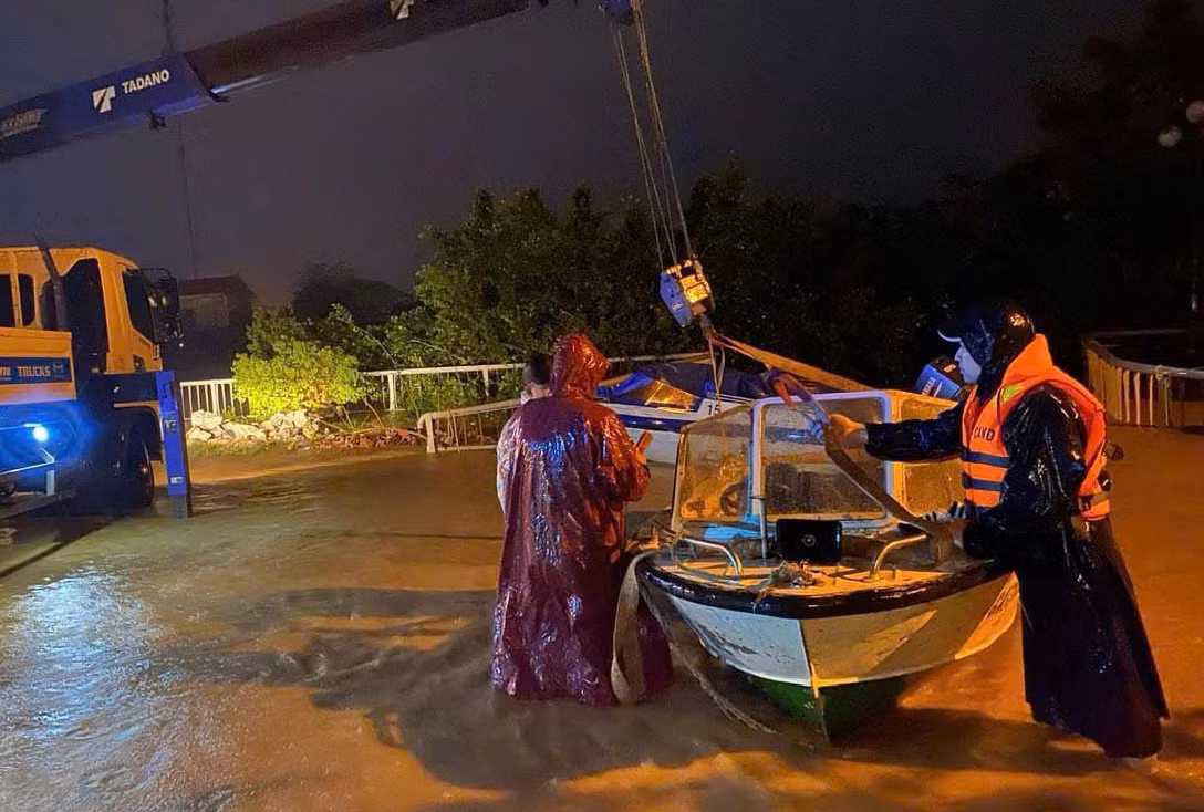 Công an Quảng Bình trắng đêm giúp dân chạy lũ -0